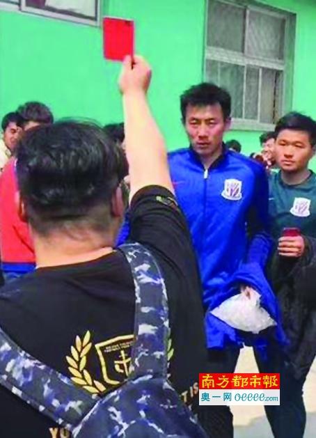 马雷利对此表示：“劳塔罗用左手搂住洛博特卡的腰，这显然是和足球无关的动作！